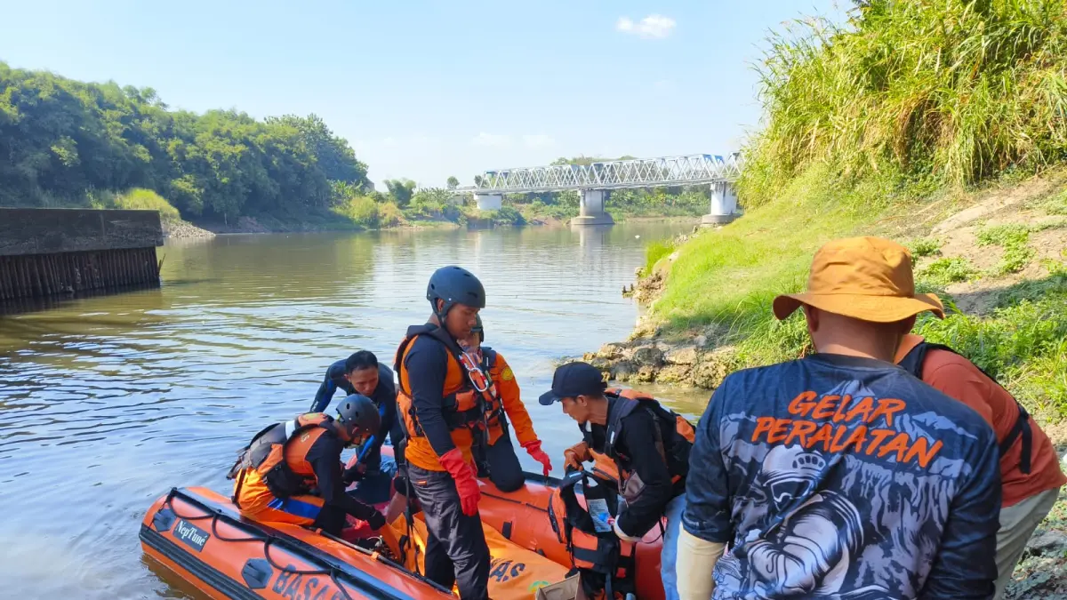 KORBAN TENGGELAM: Petugas mengavakuasi korban yang tenggelam di Jembatan Bojonegoro-Cepu, diduga depresi penyakit yang tak kunjung sembuh.(ISTIMEWA/RADAR BOJONEGORO)
