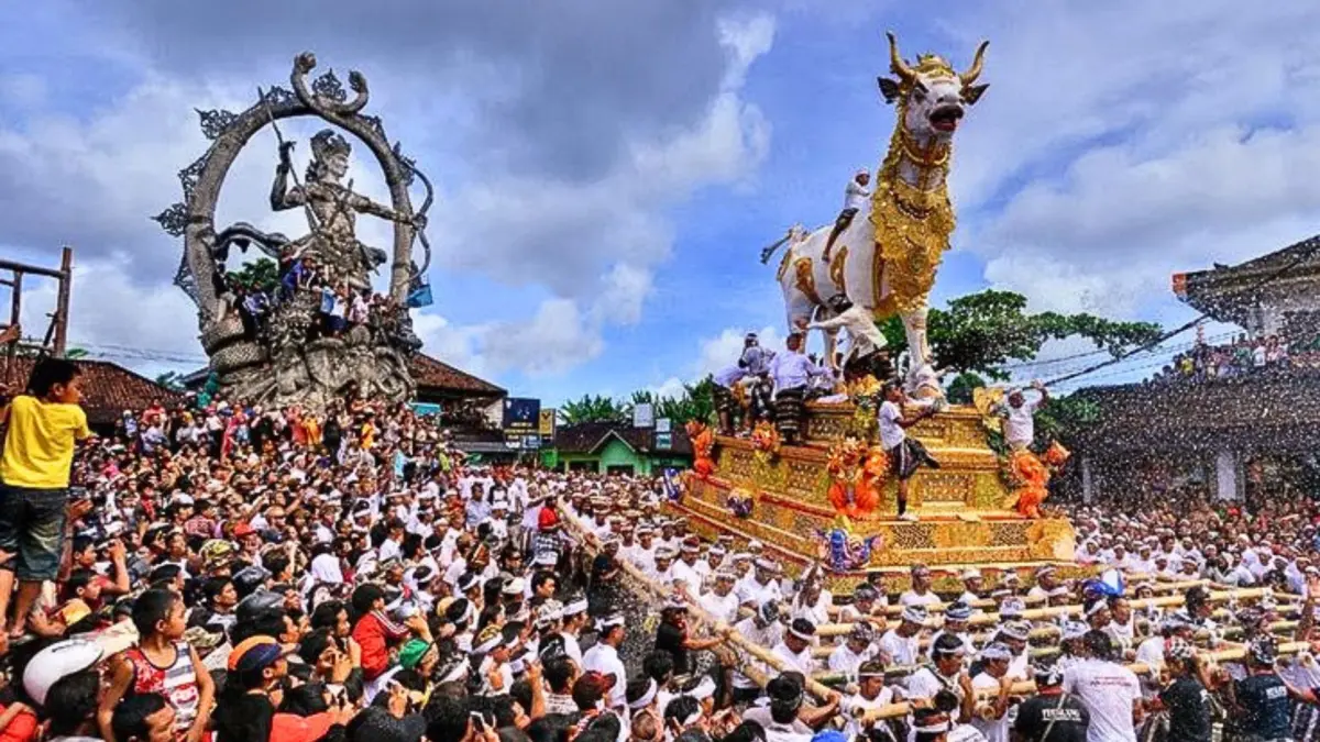 Ngaben, upacara kremasi yang dilakukan oleh umat Hindu sebagai bentuk penghormatan terakhir kepada orang yang telah meninggal. (PINTEREST/ANDHIKA FERIAWAN/RADAR BOJONEGORO)
