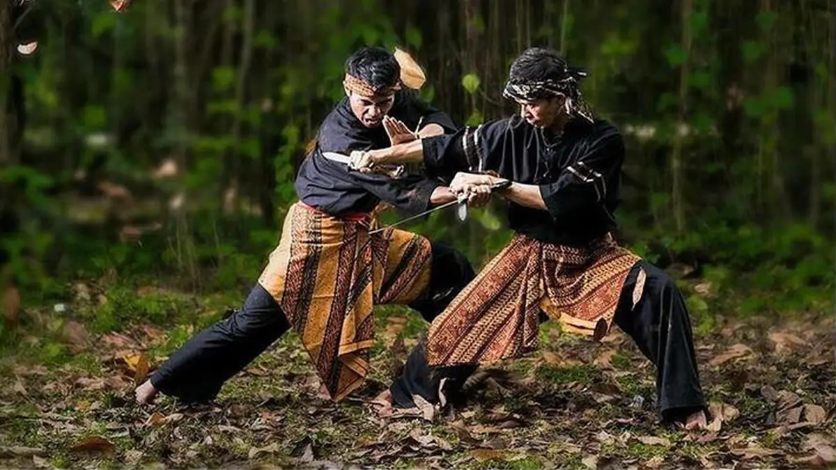 Selain menjadi seni bela diri, pencak silat juga mengajarkan nilai-nilai disiplin, persaudaraan, serta pembentukan karakter. (PINTEREST/ANDHIKA FERIAWAN/RADAR BOJONEGORO)