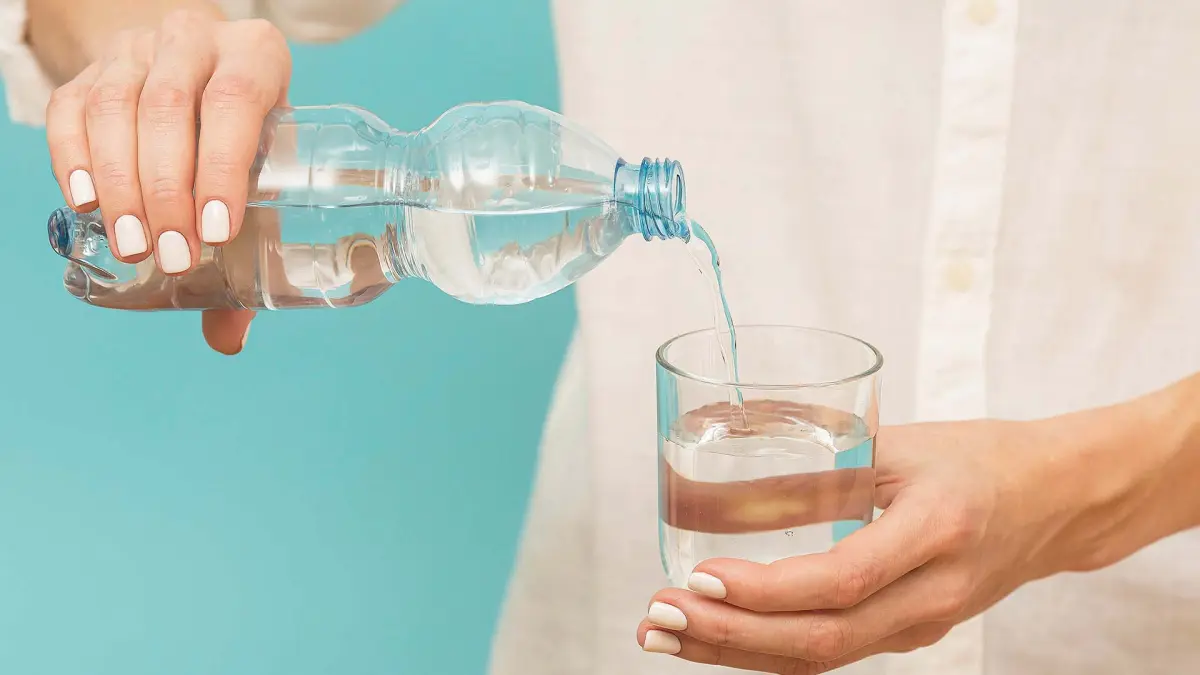 Air minum merupakan kebutuhan utama bagi tubuh manusia. Namun, di pasaran tersedia berbagai jenis air minum, termasuk air mineral dan air demineral. (MAGNIFIC/ANDHIKA FERIAWAN/RADAR BOJONEGORO)