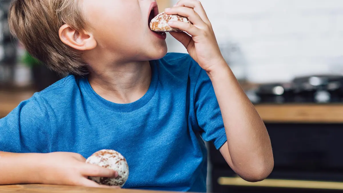 Banyak orang tua percaya bahwa terlalu banyak mengonsumsi makanan manis membuat anak menjadi lebih aktif. (MAGNIFIC/ANDHIKA FERIAWAN/RADAR BOJONEGORO)