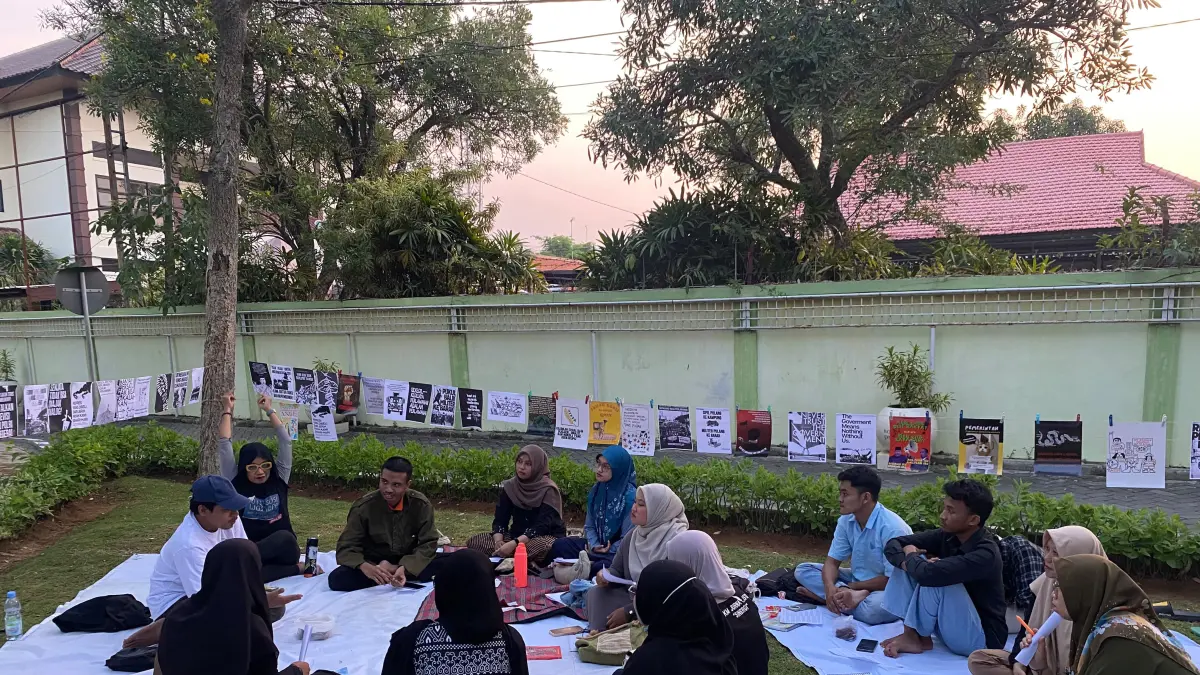 BERDISKUSI: Kelas Sombat Sambat saat ada di Taman Lokomotif. (YANA DWI KURNIYA WATI/RADAR BOJONEGORO)