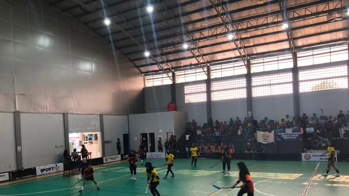 JUARA : Tim Floorball Bojonegoro saat bertanding dalam Kejuaraan Provinsi (Kejurprov) Floorball Jawa Timur 2026 di GOR Kecamatan Kanor. (IRVAN ROMADHON/RADAR BOJONEGORO)
