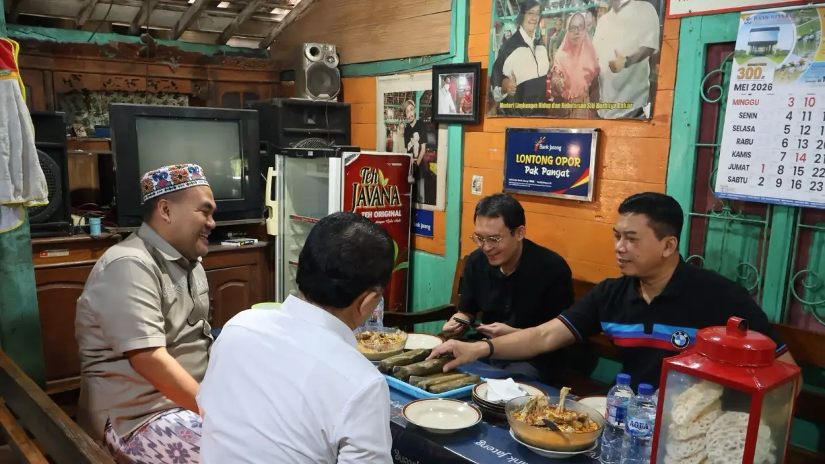 MAKAN BERSAMA : Bupati Arief Rohman menjamu Sekjen Kementerian ESDM Ahmad Erani Yustika di warung Lontong Opor. (ISTIMEWA/RADAR BOJONEGORO)

