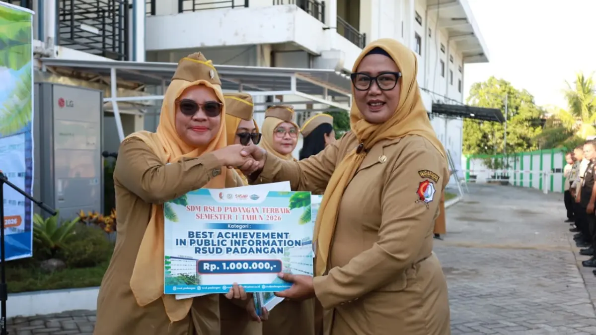 BERBAGI:Perayaandies nataliske-19 RSUD Padangandiisi dengan berbagai kegiatan. Diantaranya santunan anak yatim dan berikan apresiasi bagi karyawan terbaik. (ISTIMEWA/RADAR BOJONEGORO)