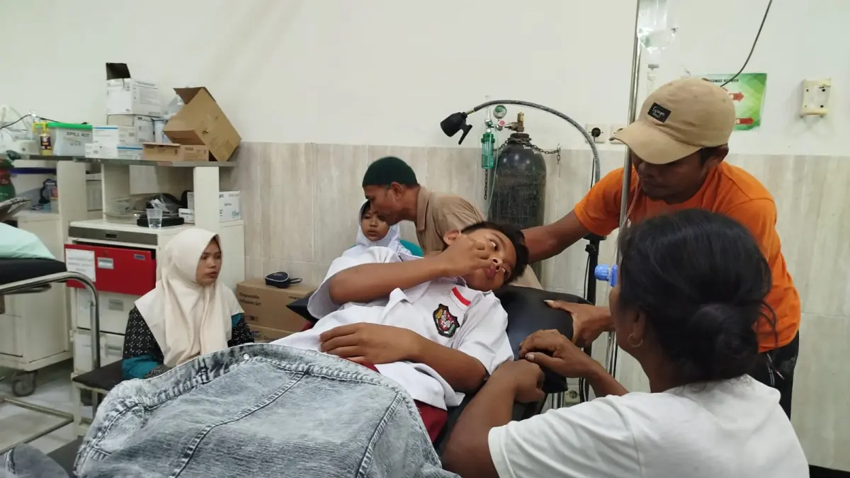 DUGAAN KERACUNAN: Salah satu murid SDN Sendangrejo yang dirawat Puskesmas Ngawan akibat diduga keracunan susu MBG.