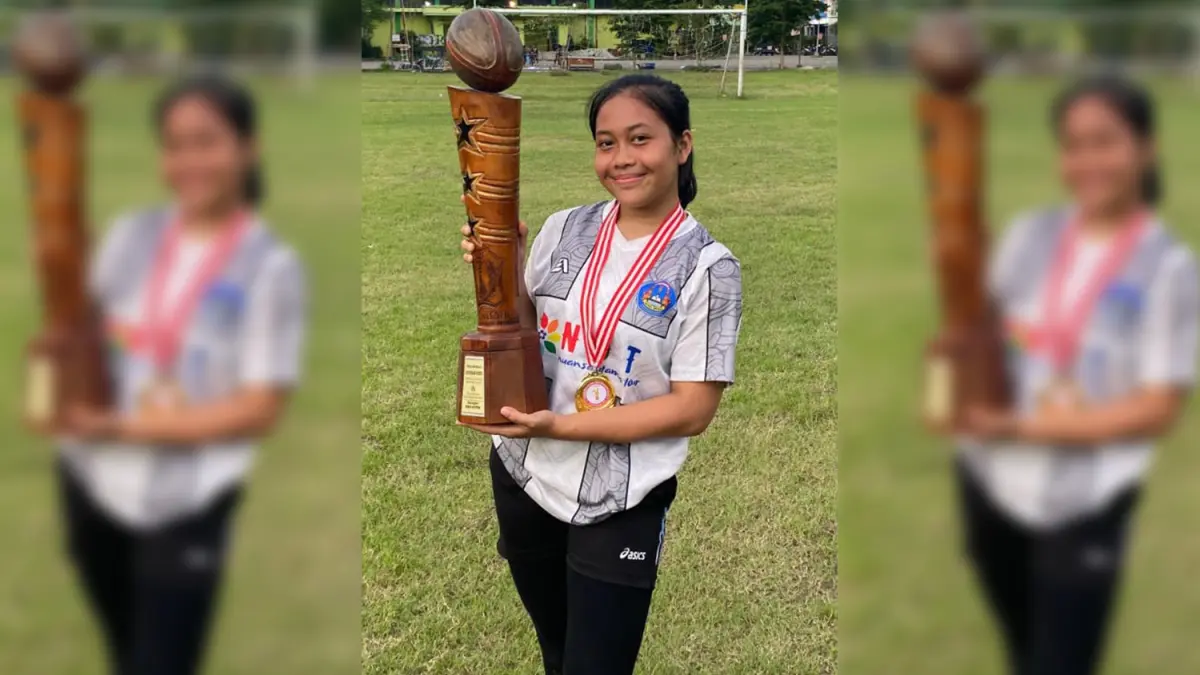 JUARA: Sabrina Maulani Syahadah berhasil meraih juara Rugby Piala Rektor Unesa	(ISTIMEWA/RADAR BOJONEGORO)