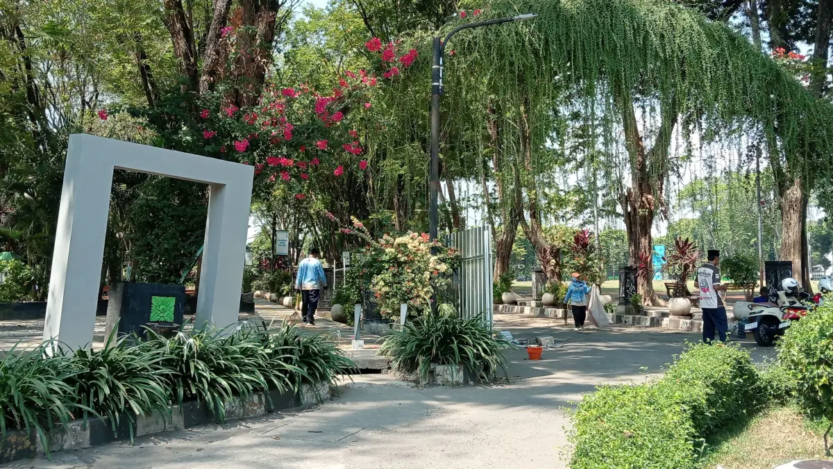 STERIL PKL: Satpol PP telah memindah sekitar 40 PKL dari Alun-Alun  Bojonegro ke Taman Rajekwesi. (YANA DWI KURNIYA WATI/RADAR BOJONEGORO)
