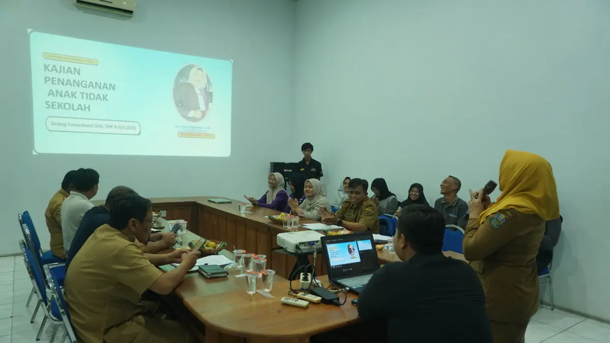 MENCARI SOLUSI: Tim Redaksi Radar Bojonegoro menggelar diskusi mencari solusi tentang pencegahan dan penanganan ATS kemarin (21/7), diskusi yang melibatkan organisasi masyarakat sipil, OPD teknis, hingga pemangku kebijakan itu berlangsung gayeng. (FARHAN REZA ARDIYANSYAH/RADAR BOJONEGORO)