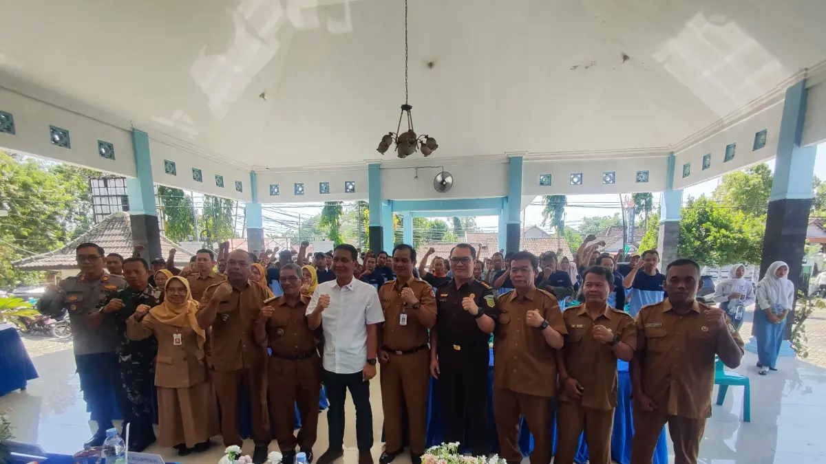 GAYATRI: Bupati Bojonegoro Setyo Wahono didampingi perwakilan Kejaksaan Negeri Bojonegoro, dan Forkompimcam Dander berfoto bersama KPM penerima Program Gayatri 2026 dalam bimtek kemarin (21/7). Bupati menekankan keberlanjutan dalam Program Gayatri demi meningkatan kesejahteraan masyarakat. (ISTIMEWA/RADAR BOJONEGORO)