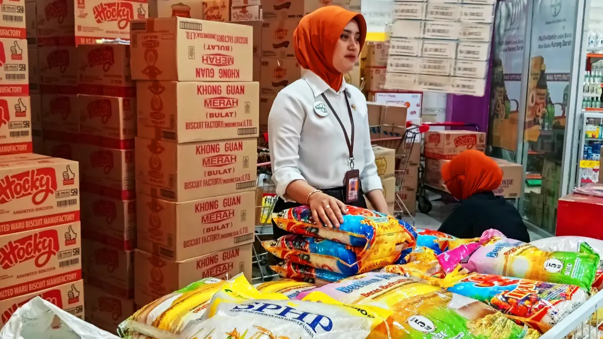  STOK AMAN: Beras SPHP telah digelontorkan sebagai langkah alternatif pilihan harga lebih terjangkau. (YANA DWI KURNIYA WATI/RADAR BOJONEGORO)
