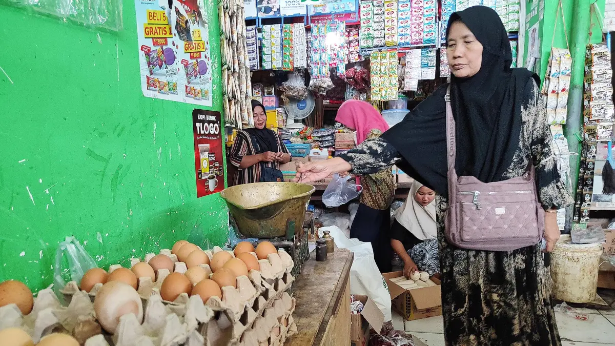 Surti (52) salah seorang pedagang Pasar Dander, Kabupaten Bojonegoro mengungkapkan bahwa stok telur dari peternak lokal masih lancar.