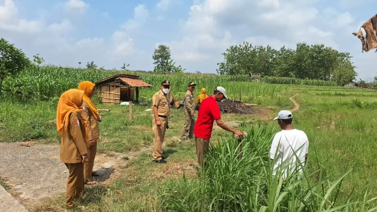 SURVEI LAHAN: Kementerian PU saat survei lahan SR di Desa Beji, Kecamatan Kedewan.(ISTIMEWA/RADAR BOJONEGORO)
