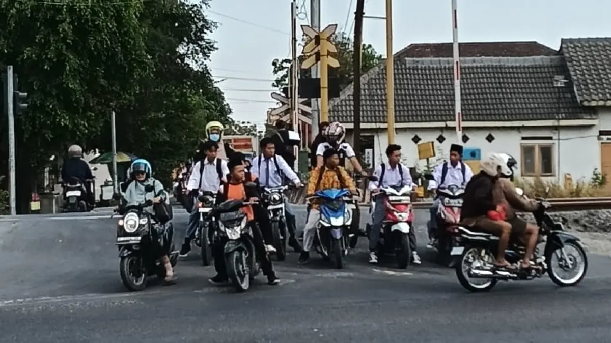 ABAIKAN KESELAMATAN: Bocah sekolah tingkat SMP sederajat ini mengendarai motor tanpa helm, abaikan keselamatan dan melanggar rambu lalu lintas. (M. IRVAN RAMADHON/RADAR BOJONEGORO)