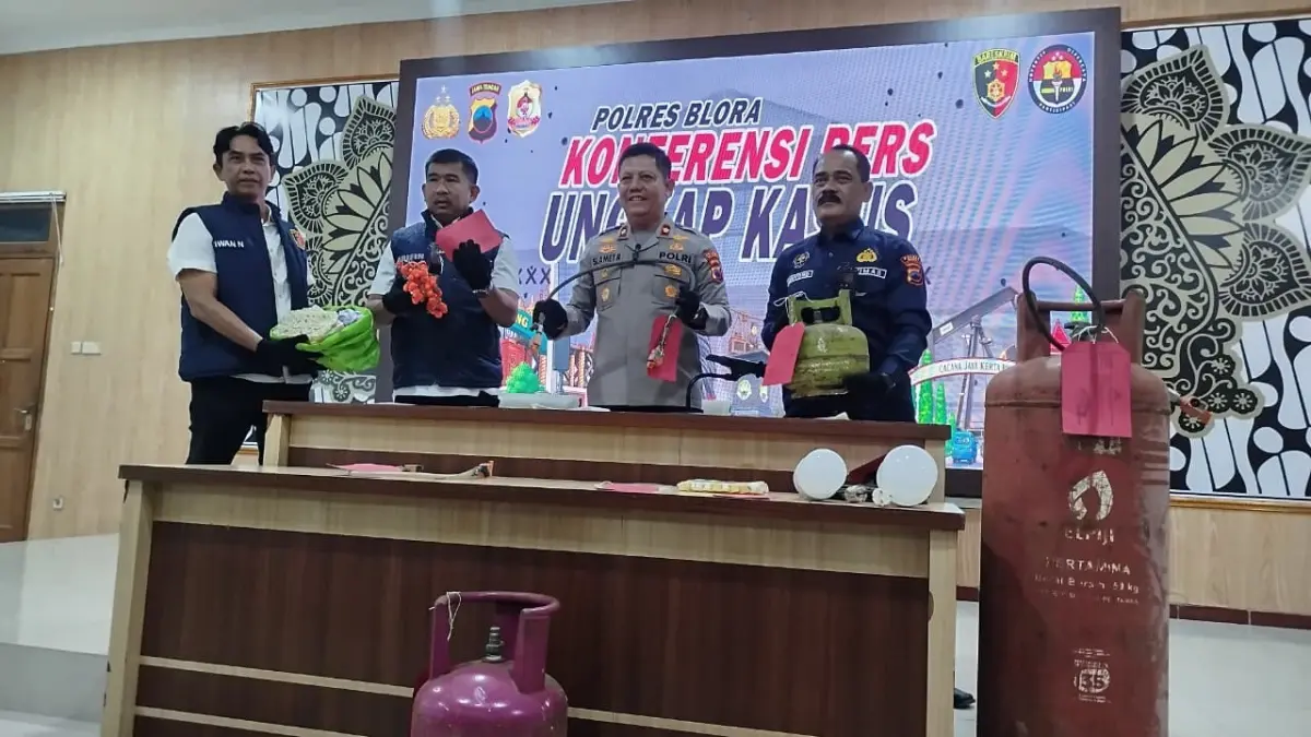 BARANG BUKTI: Polisi menunjukkan barang bukti penyalahgunaan LPG subsidi di Desa Botoreco, Kecamatan Kunduran. (ACHMAD SYAEROYZI/RDR.BJN)