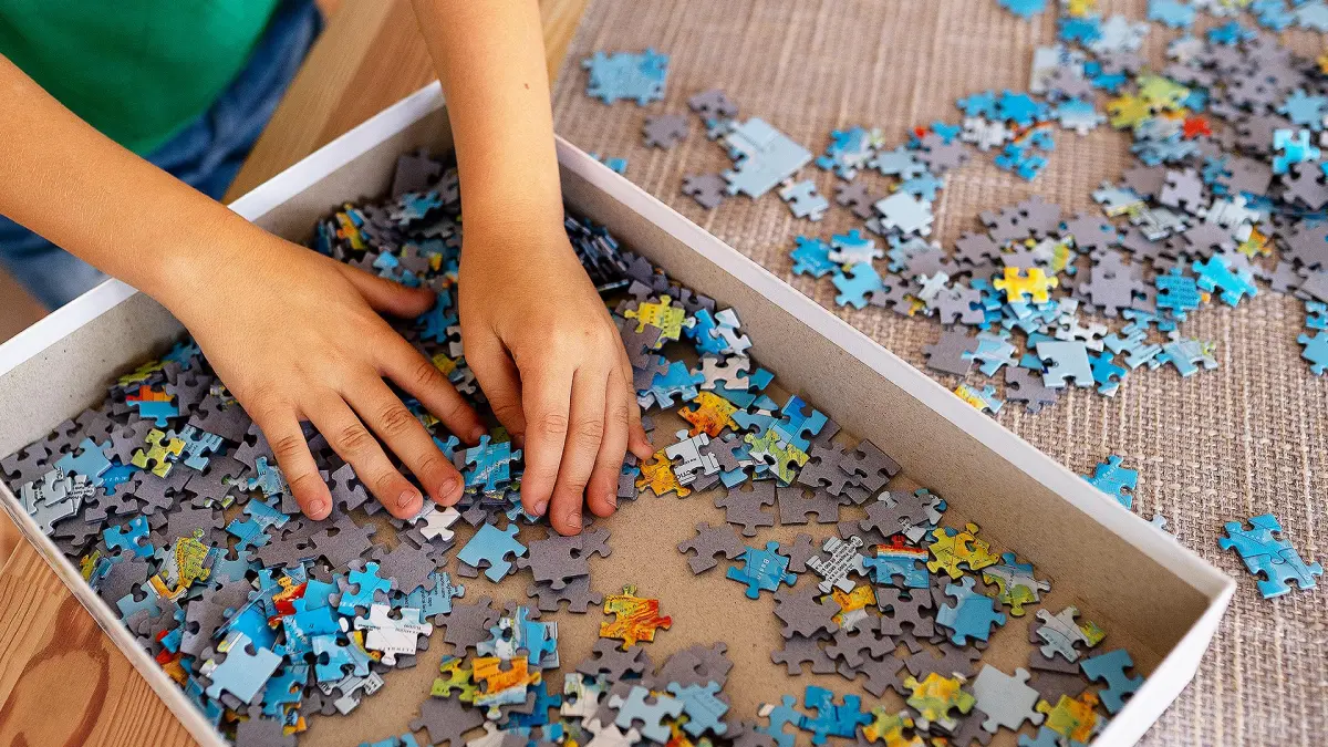 Bermain puzzle menjadi salah satu permainan favorit untuk membantu tumbuh kembang anak. (MAGNIFIC/ANDHIKA FERIAWAN/RADAR BOJONEGORO)