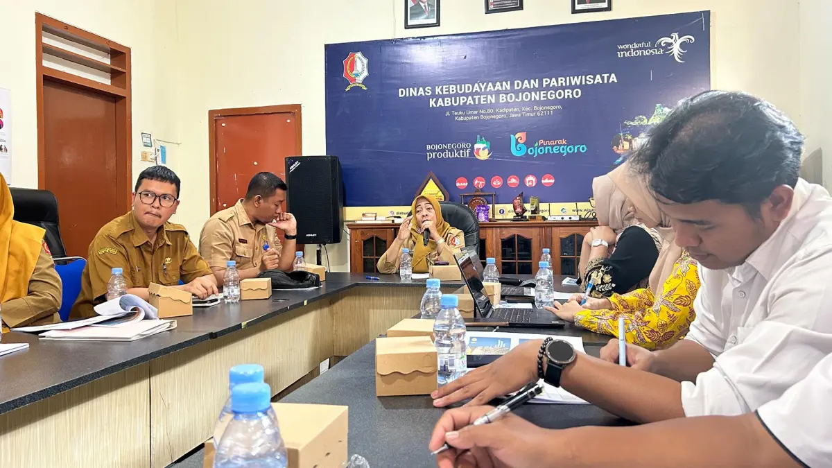 Ketua Tim Penyusun Kajian LPPM Unigoro, Endang, SE., MM., memaparkan kajian yang memuat roadmap pengembangan wisata Waduk Gongseng. (UNIGORO FOR RADAR BOJONEGORO)