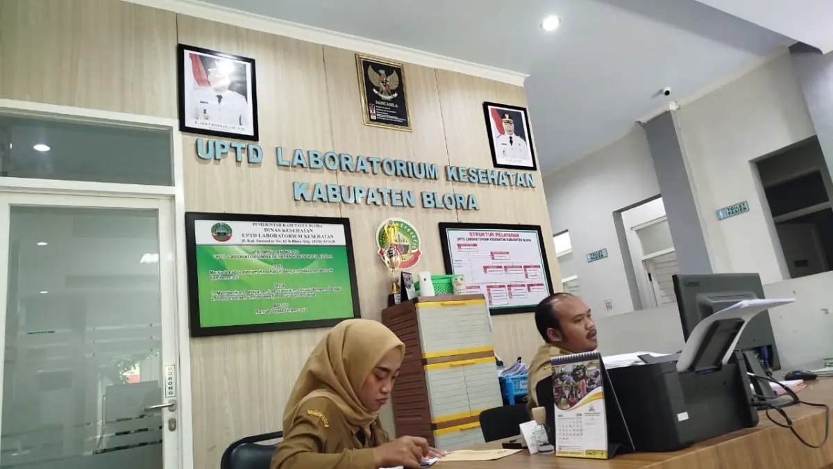 TELUSURI PENYEBAB: Petugas Labkesda Kabupaten Blora telah mengambil sampel menu MBG Bogowanti, yang diduga menyebabkan 19 siswa SDN Sendangrejo keracunan. (ACHMAD SYAEROYZI/RDR.BJN)
