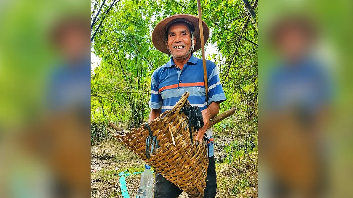 DEMI SESUAP NASI: Sugiman sehari-hari mengais rezeki dengan mengambil pasir di Sungai Lusi yang saat ini kering. (ACHMAD SYAEROYZI/RDR.BJN)