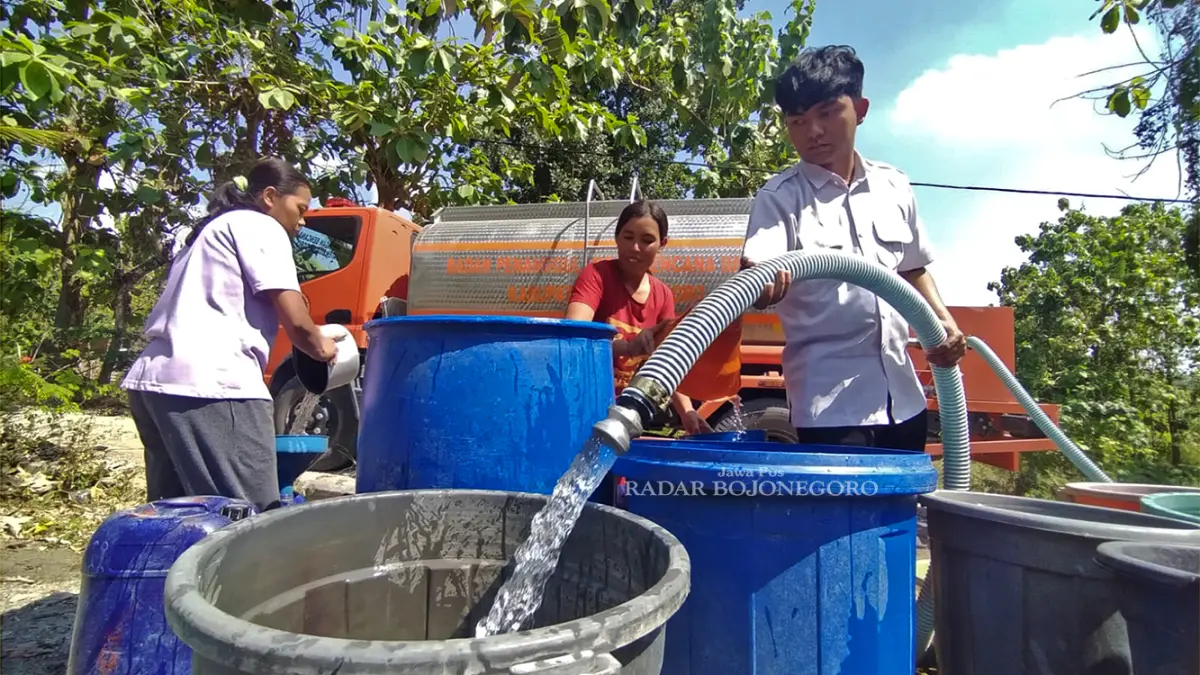 KEKERINGAN: Pendistribusian air bersih di Desa Sugihwaras, Kecamatan Ngraho. Hingga kini 11 desa di 7 kecamatan mengalami kekeringan. (M. NURCHOLIS/RADAR BOJONEGORO)
