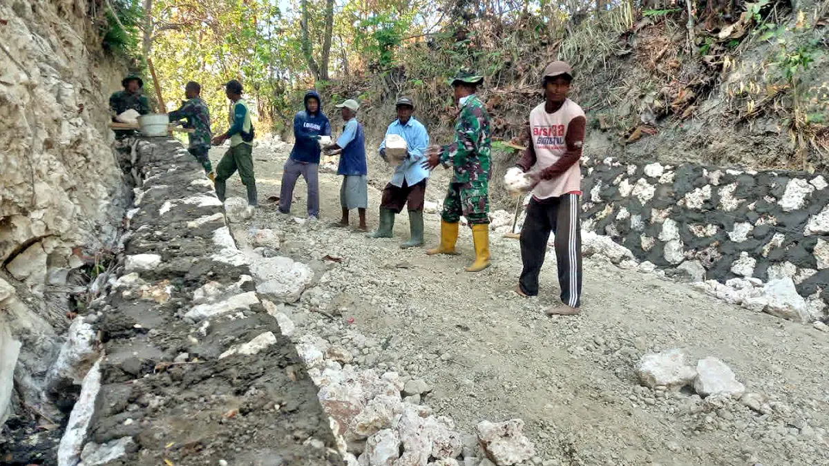 MEMBANGUN DESA: Kegiatan TMMD Sengkuyun III Desa Gembyungan, Kecamatan Randublatung yang berlangsung bulan ini. (IST./RDR.BJN)