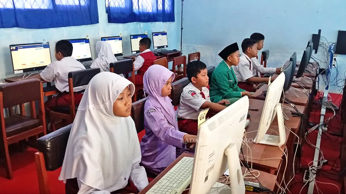 PENDIDIKAN: Siswa SD menjalani OSN Jatim di SMPN 5 Bojonegoro, Senin (20/7) lalu. (M. IRVAN RAMADHON/RADAR BOJONEGORO)