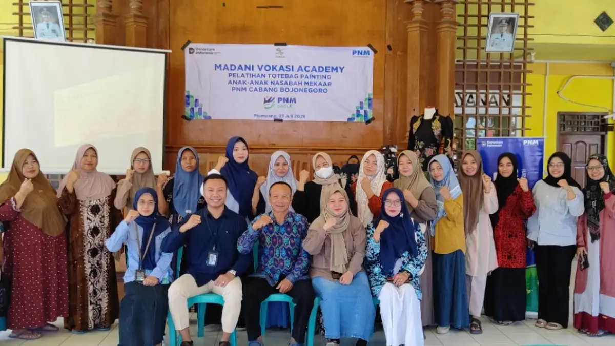 PNM Cabang Bojonegoro: Pelatihan Totebag Painting Anak-Anak Nasabah Mekaar (YANA DWI KURNIYA WATI/RADAR BOJONEGORO) 
