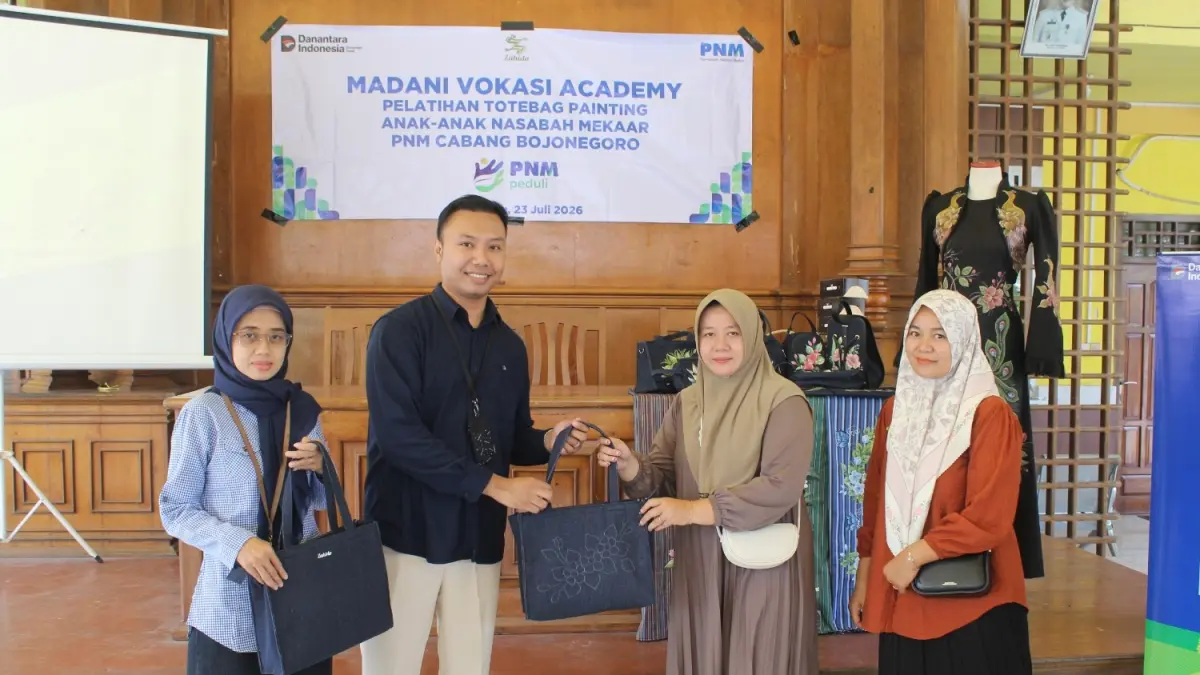 PNM Cabang Bojonegoro: Pelatihan Totebag Painting Anak-Anak Nasabah Mekaar (YANA DWI KURNIYA WATI/RADAR BOJONEGORO