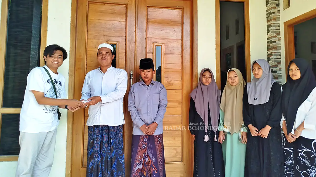 SANTUNAN: Peringati HUT ke-27 Radar Bojonegoro dengan memberikan santunan kepada anak yatim di Yayasan As Sanusiyah Desa Bacem, Kecamatan Banjarejo, Kabupaten Blora, Kamis (23/7). (ACHMAD SYAEROYZI/RADAR BOJONEGORO)