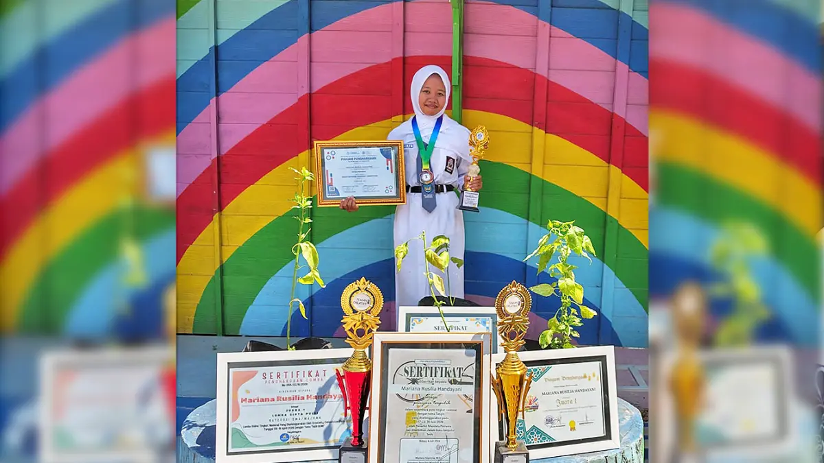 SERING JUARA: Mariana Rusilia Handayani pamerkan piala dan piagam beraneka kompetisi sastra yang ia juarai. (ISTIMEWA/RADAR BOJONEGORO)