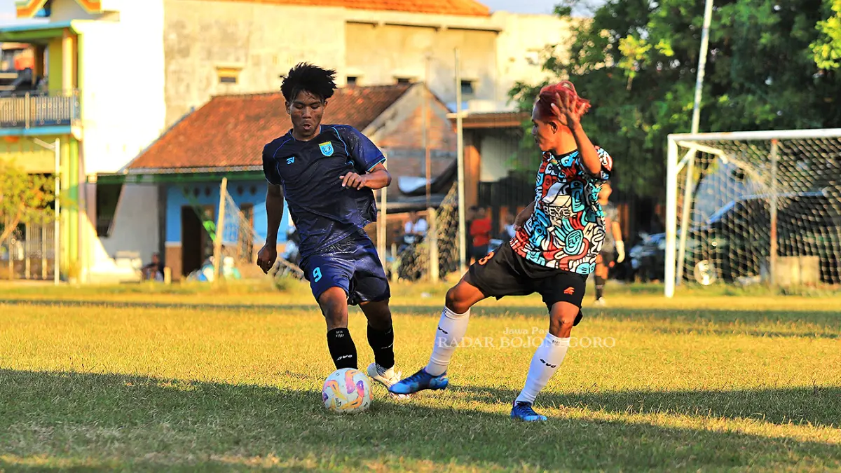 UJI COBA: Persibo U-17 lakukan laga uji coba dengan Persela U-17 di Lapangan Reso Truno, Pacul pada 26 Juni 2026 lalu. (M. IRVAN RAMADHON/RADAR BOJONEGORO)