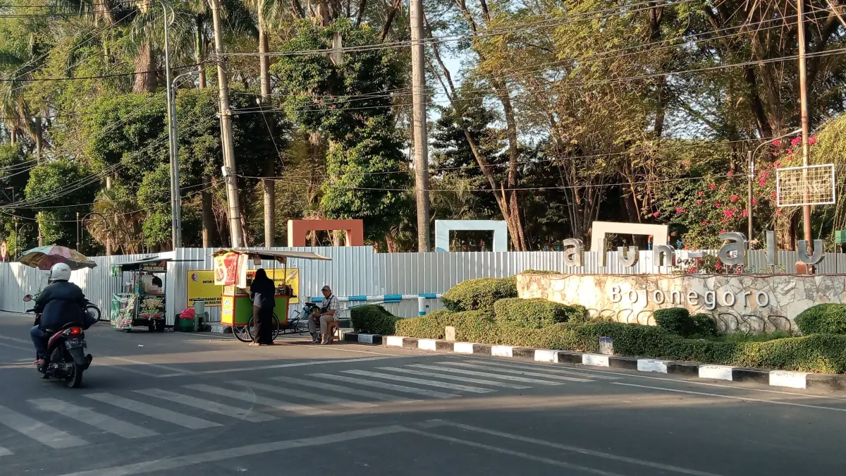 SUDAH DIPAGARI: Alun-Alun Bojonegoro terlihat dipagari seng. Proyek yang dibiayai APBD 2026 itu, pagu anggarannya Rp 26 M. (YANA DWI KURNIYA WATI/RADAR BOJONEGORO)