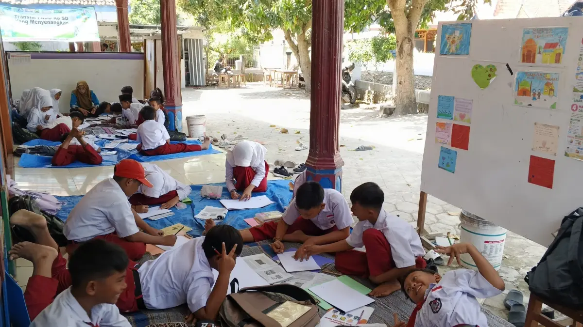 BELAJAR DI RUMAH WARGA : Para siswa SDN Jetak ini tidak bisa belajar di ruang kelas karena ada revilatisasi. (ROZI/RADAR BOJONEGORO)