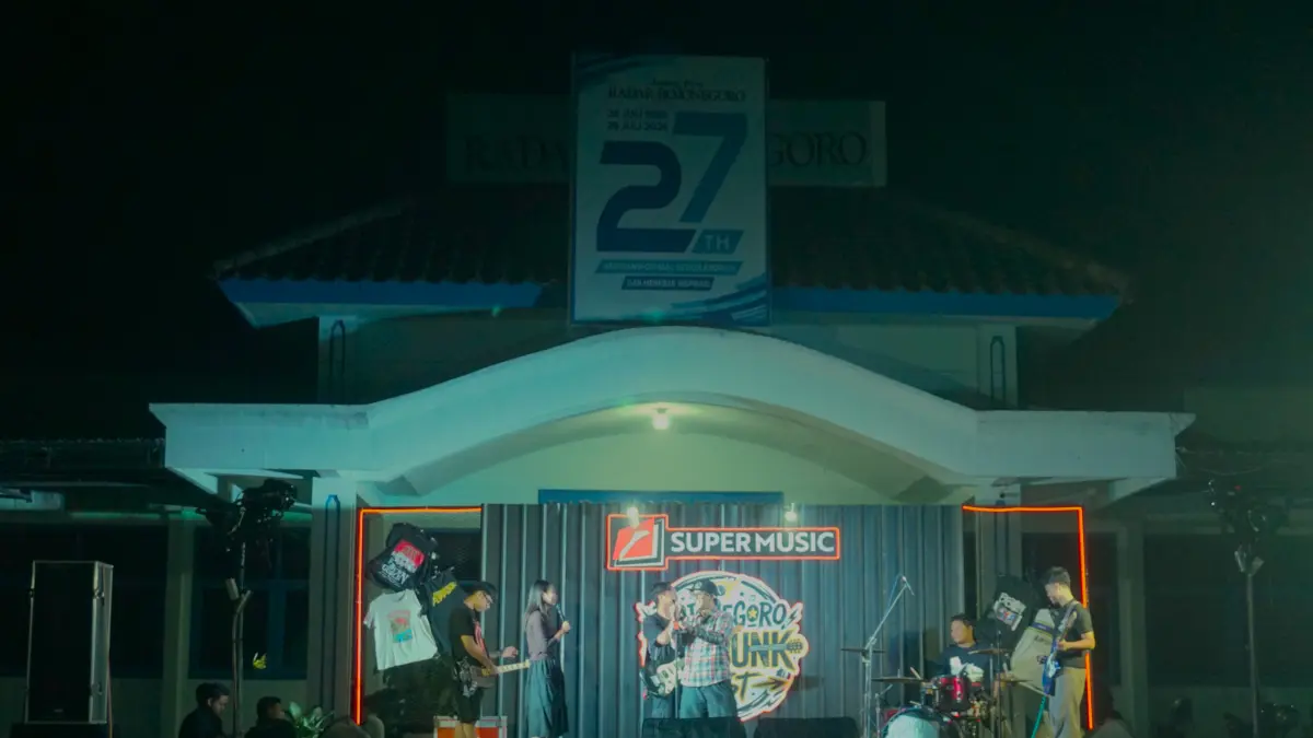 MENGGEMA: Konser Pop Punk yang digelar di Halaman Kantor Radar Bojonegoro. (FARHAN REZA ARDIANSYAH/RADAR BOJONEGORO)