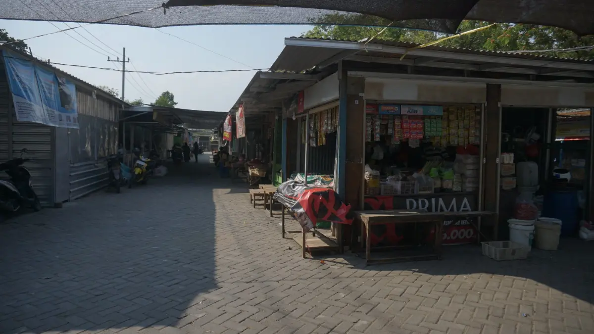 SEMENTARA : Lokasi penampungan pedagang Pasar Kota di Kawasan Pasar Wisata. (ANDIKA FERIAWAN/RADAR BOJONEGORO)