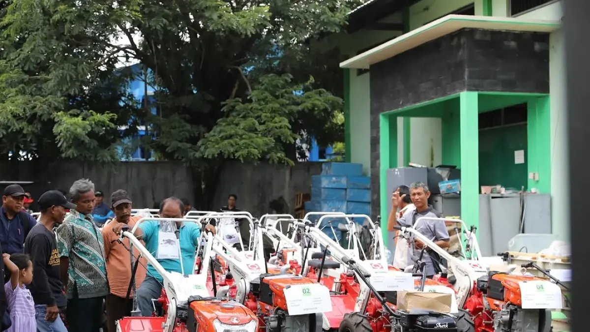 BANTU PETANI: Kelompok tani ketika menerima bantuan alat dan mesin pertanian di DKPP tahun ini (ISTIMEWA/RADAR BOJONEGORO)