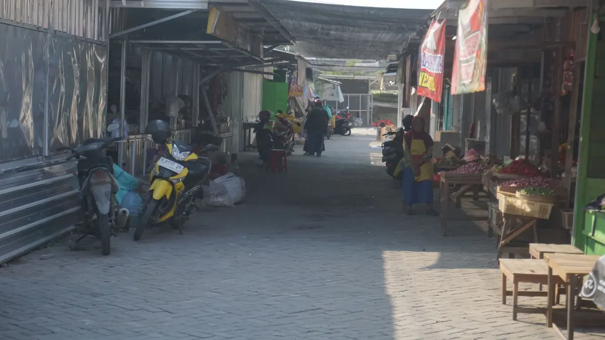 BELUM PINDAH: Masih 18 pedagang belum pindah ke tempat penampungan sementara (TPS) di Pasar Wisata hingga kemarin (27/7). (ANDIKA/RADAR BOJONEGORO)