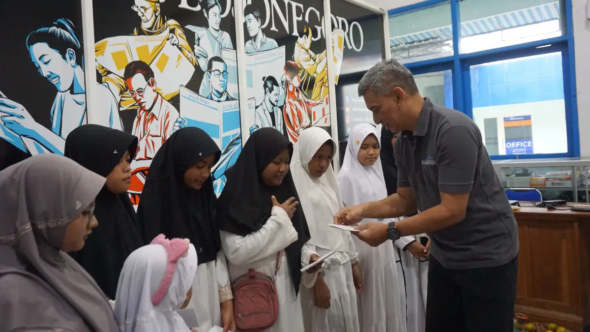 PEDULI YATIM: Direktur Jawa Pos Radar Bojonegoro Bahctiar Febrianto memberikan santunan anak yatim kemarin (27/7). Sebelumnya juga berlangsung di Lamongan dan Blora.