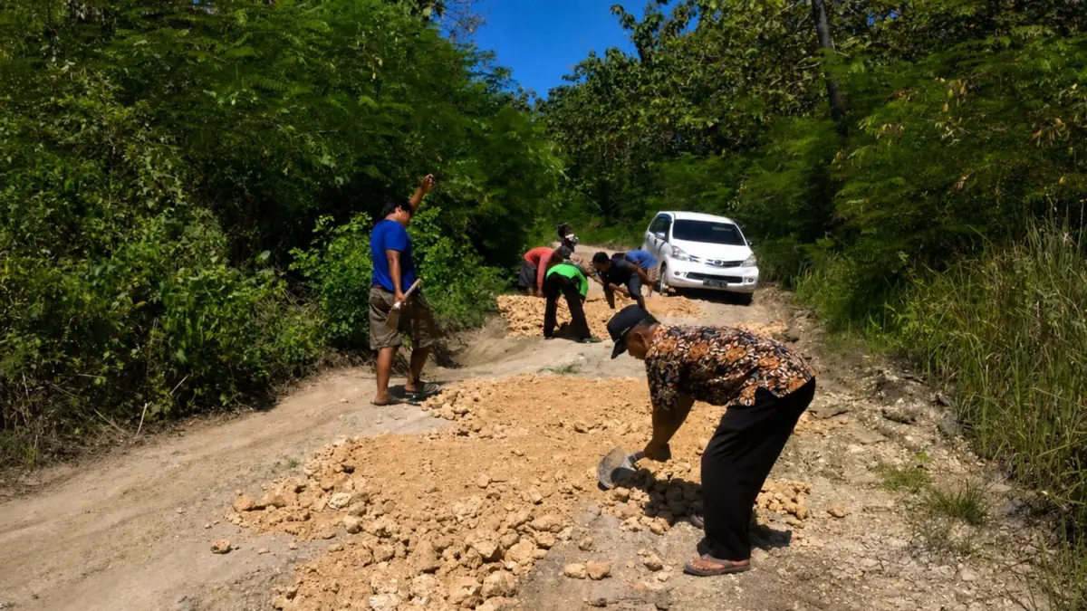 MEMPRIHATINKAN: Potret Ruas Jalan&nbsp; Balong - Kepoh yang kondisinya cukup memprihatinkan. (IST./RDR.BJN)