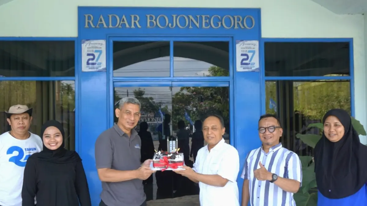 SEPERJUANGAN: Direktur Jawa Pos Radar Tuban memberikan kado ultah kepada Direkur Jawa Pos Radar Bojonegoro Bahctiar Febrianto