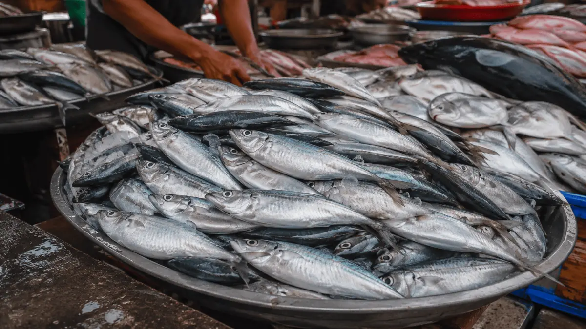 Ilustrasi ikan kembung di sebuah pasar tradisional Indonesia. (AI/HAKAM ALGHIVARI/RADAR BOJONEGORO)