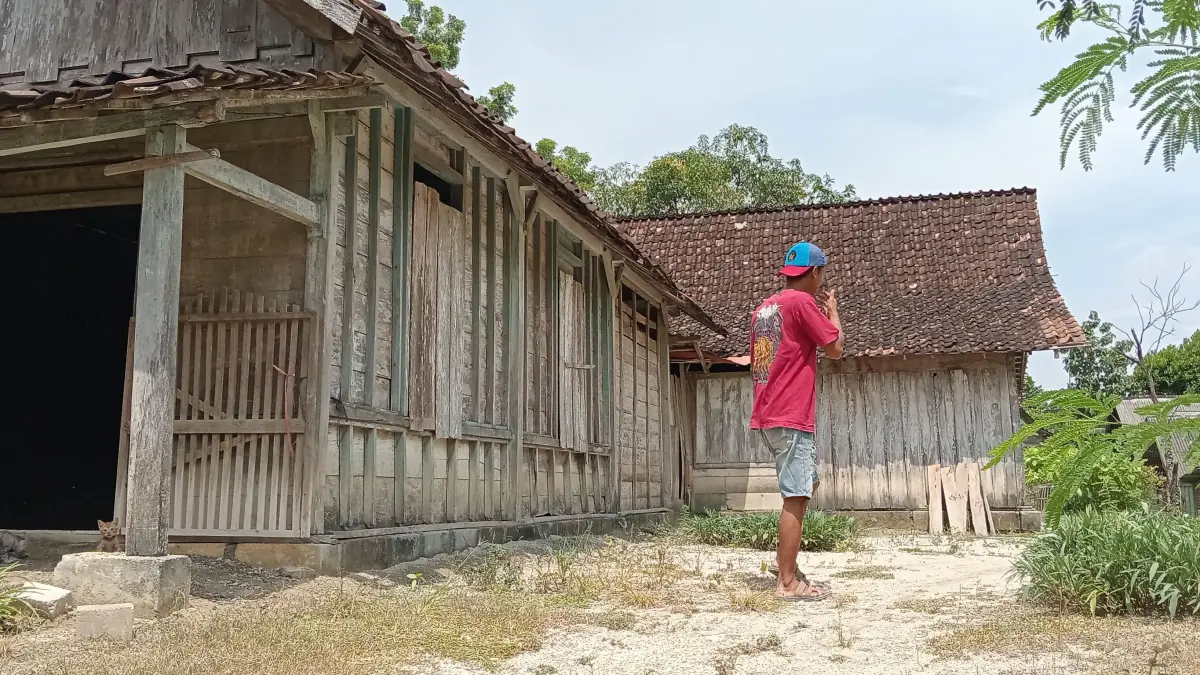 LANTAI TANAH: Salah satu rumah warga masih berlantai tanah. Bojonegoro Masuk Sepuluh Besar Kemiskinan
