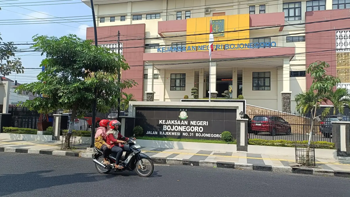 LEMBAGA ADHYAKSA: Kantor Kejari Bojonegoro terlihat sepi, berkas kasus aborsi dari polres dikembalikan, karena dinilai masih belum lengkap. (YANA DWI KURNIYA WATI/RADAR BOJONEGORO)