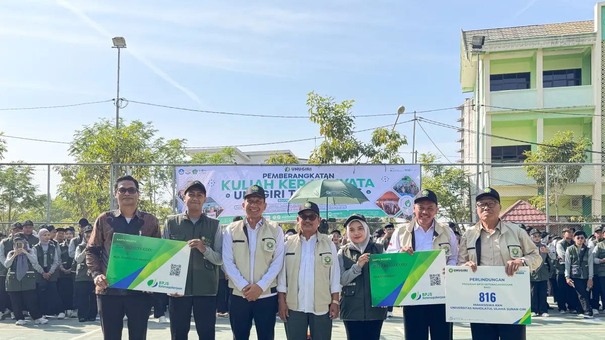 Mahasiswa Unugiri Foto bersama Bupati Setyo Wahono dan kepala Cabang BPJS Ketenagakerjaan Bojonegoro Denny Herliyantono (ISTIMEWA/RADAR BOJONEGORO)