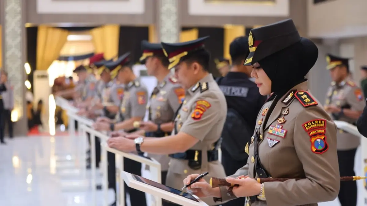 SERTIJAB SERENTAK: Kapolres Bojonegoro AKBP Yenni Diarty menjalani sertijab serentak di Gedung Mahameru Polda Jawa Timur, Selasa (28/7). Mulai hari ini menjadi orang nomor satu di Korps Bhayangkara wilayah hukum Bojonegoro. (ISTIMEWA/RADAR BOJONEGORO)