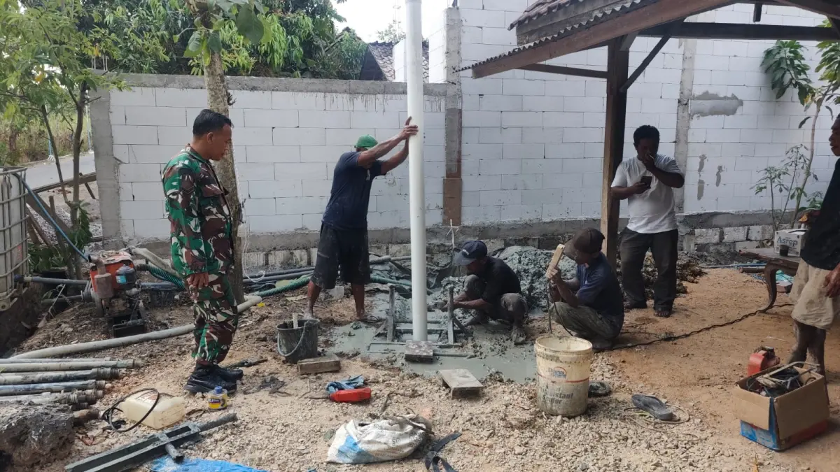 SOLUSI JANGKA PANJANG: Mitigasi kekeringan yang dilakukan Kodim 0721 dengan melakukan pengeboran sumur di Kecamatan Tunjungan. (IST./RDR.BJN)