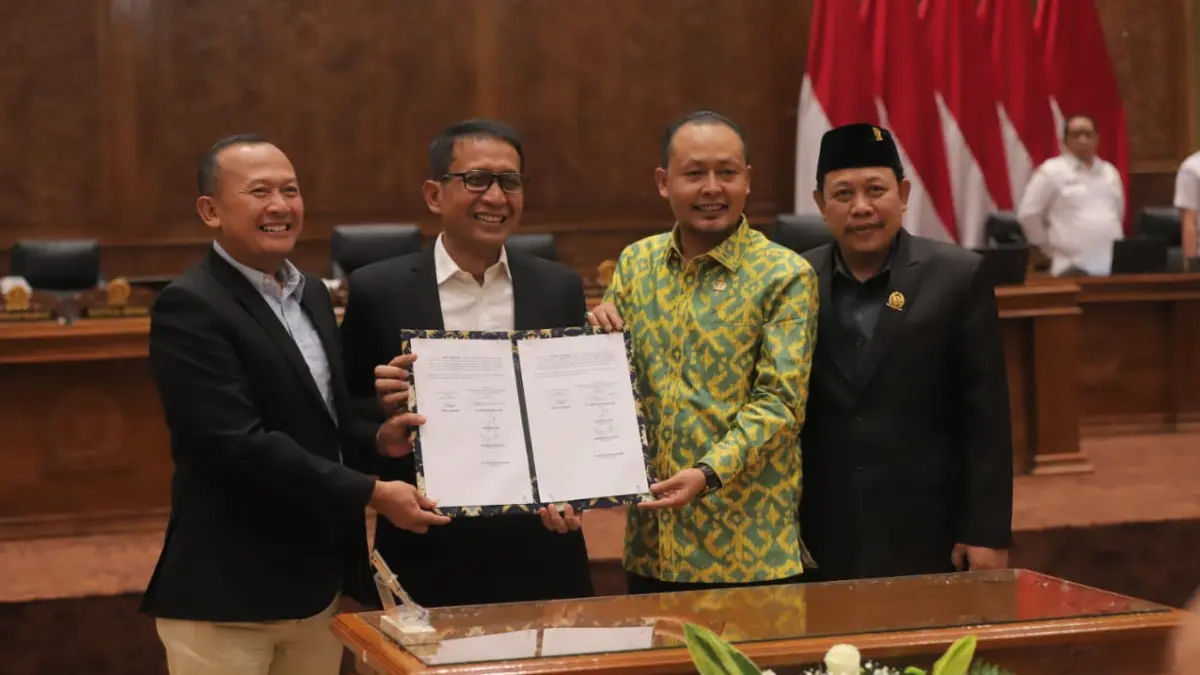 RESMI: DPRD bersama bupati Bojonegoro meresmikan dua raperda (ANDHIKA/RADAR BOJONEGORO)