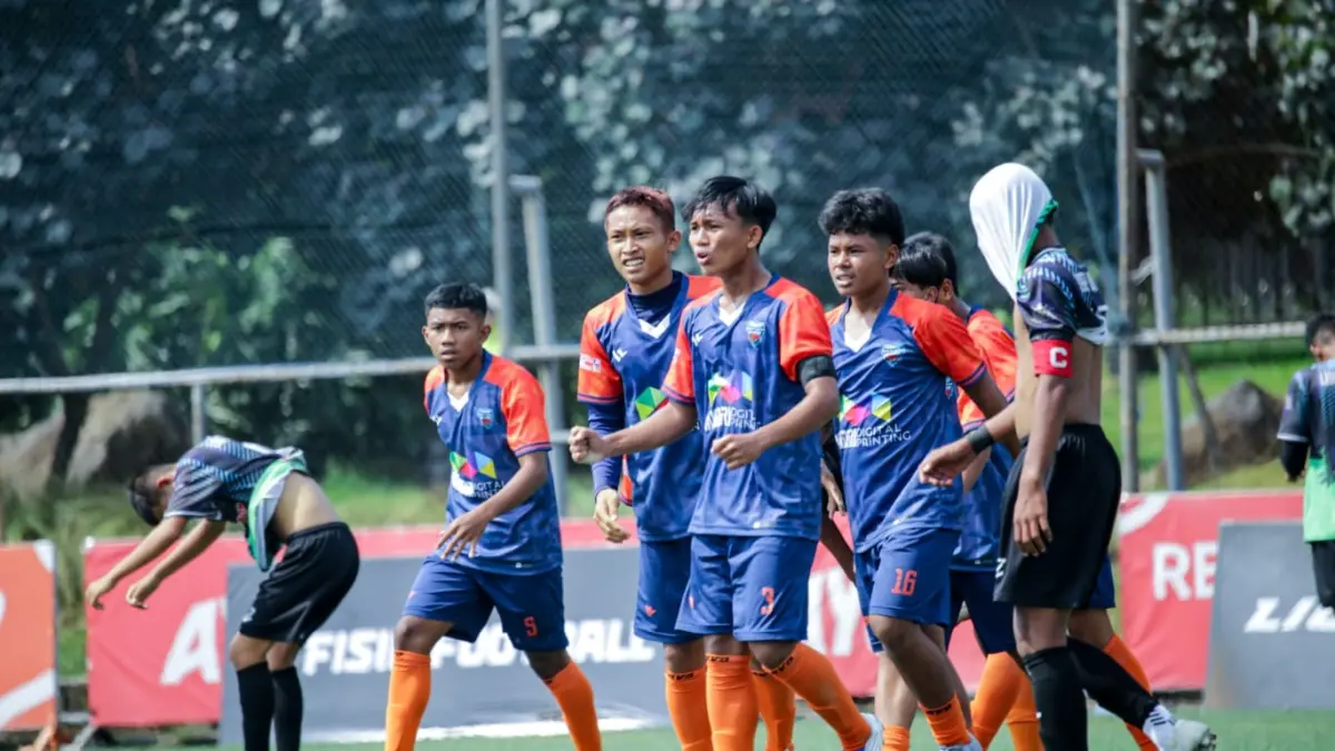 SELEBRASI: Para pemain BMK U-16 merayakan gol dalam pertandingan di Liga Top Skor putaran nasional. BMK berhasil lolos ke babak 16 dan hari ini akan menghadapi Sejati Jaya Medan.(ISTIMEWA/RADAR BOJONEGORO)