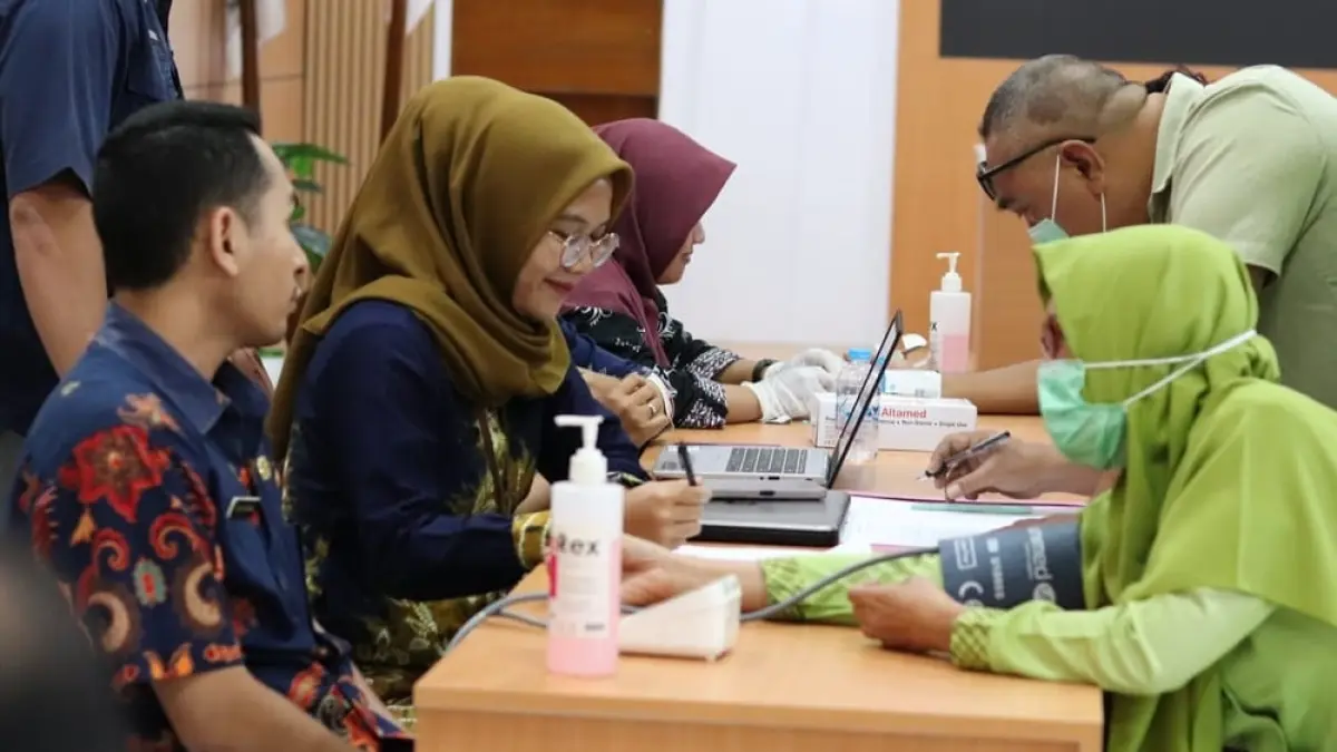 CAPAIAN MASIH RENDAH: Petugas melakukan cek kesehatan gratis kepada masyarakat. (ACHMAD SYAEROYZI/RDR.BJN)