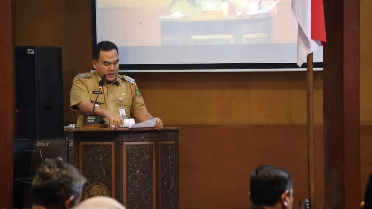 JADI BAHAN EVALUASI: Bupati Blora Arief Rohman saat memberikan tanggapan terhadap pandangan umum Fraksi DPRD Lamongan. (IST./RDR.BJN)